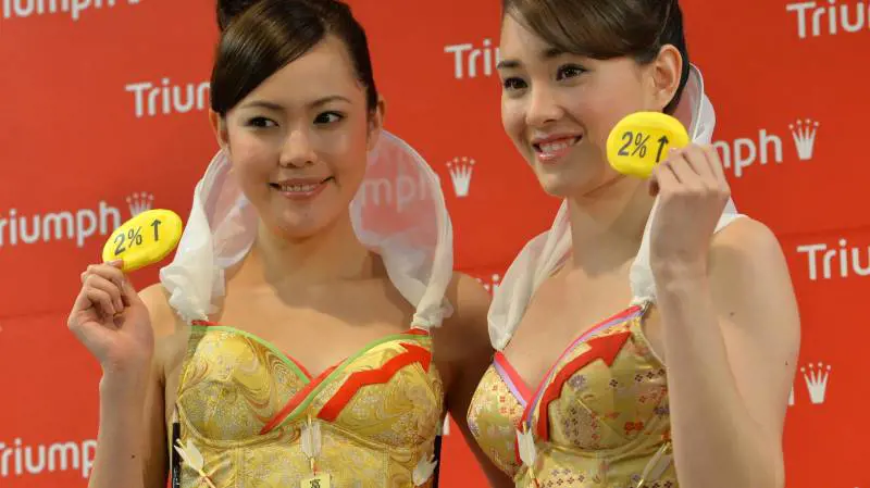 Modelle di Triumph reclamizzano il "Branomics Bra" a Tokyo