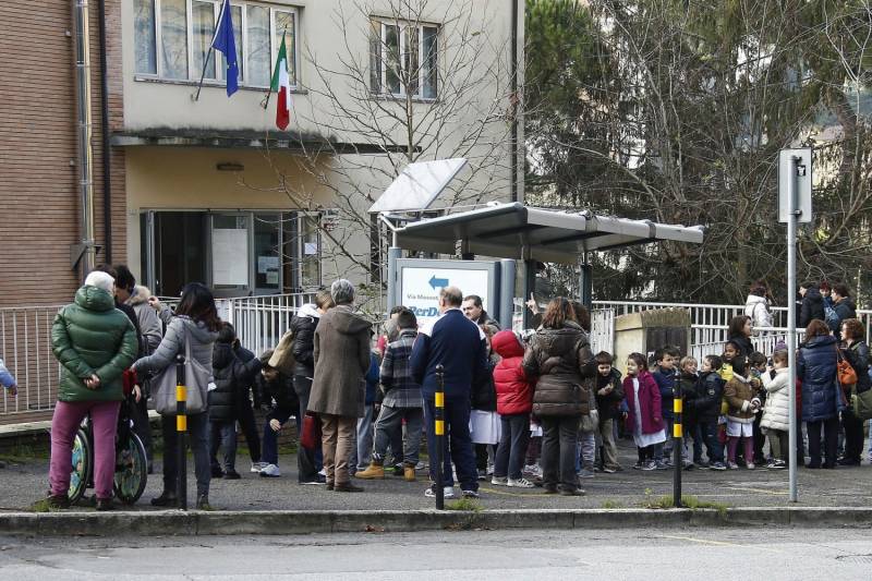 Insegnanti e alunni all'esterno della scuola elementare Pascolì, evacuata a Siena