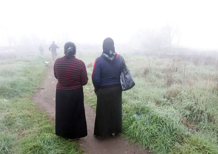 Rom circondano un papà e tentano di rapire neonata