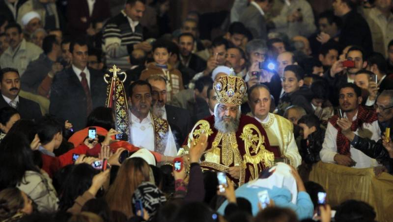 Papa Tawadros II attorniato dai fedeli a S. Marco, al Cairo / 6 gennaio 2013