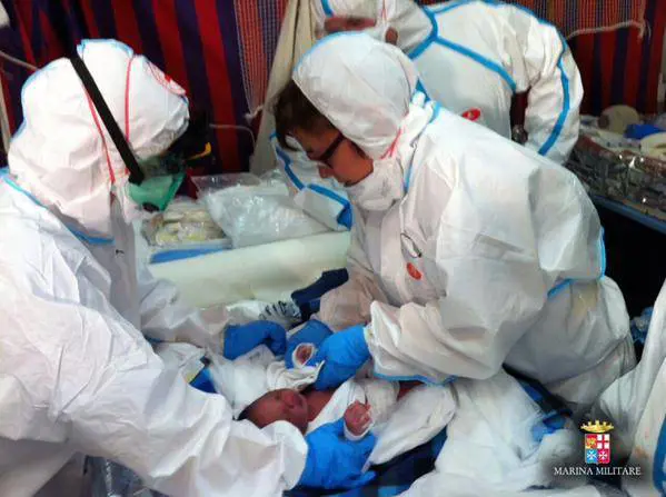 Testimony, il bambino di una migrante nato a bordo di un'imbarcazione