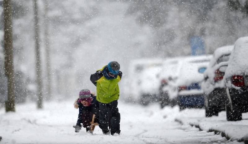 Due bambini giocano nella neve a Kleinmachnow