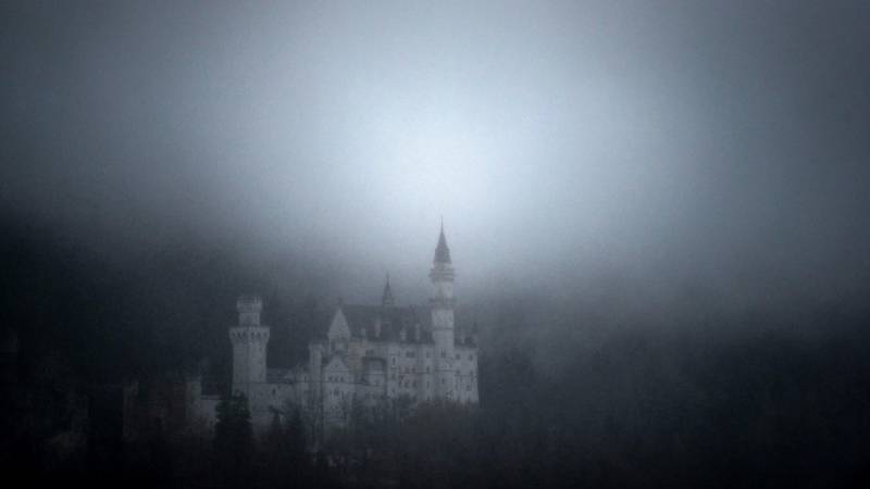 Pioggia e neve sul castello di Neuschwanstein 