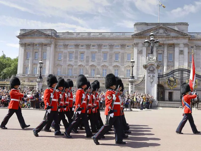 Il cambio della guardia davanti a Buckingham Palace
