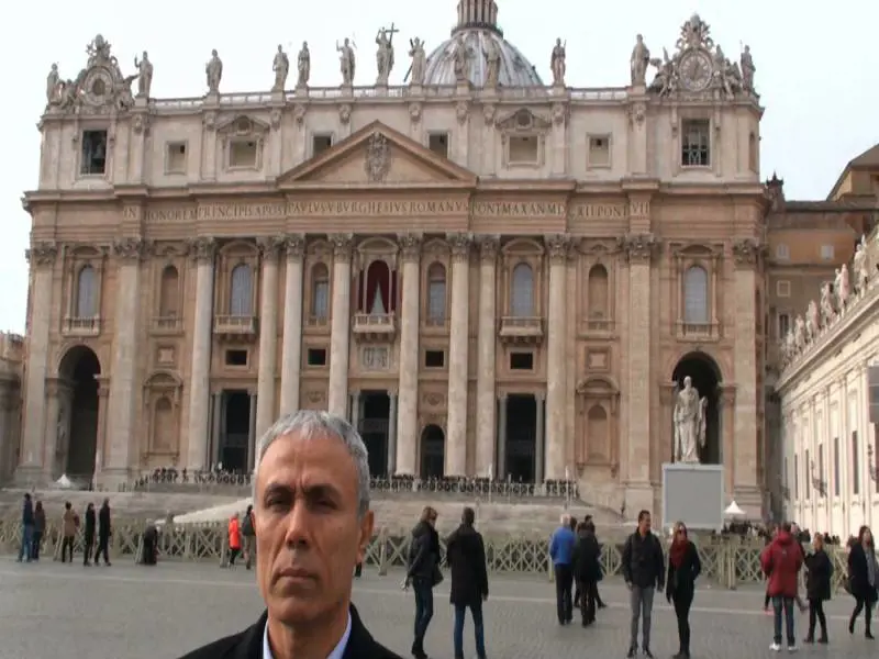 Ali Agca di fronte alla basilica di San Pietro