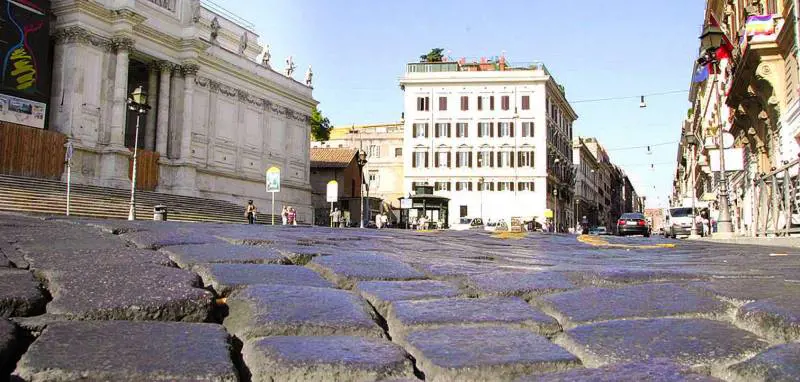 Il Campidoglio vende i sampietrini dal 2013 e nessuno lo sa