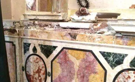 Un'immagine della chiesa di Cles devastata