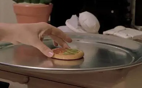 Una pizzetta cotta su un "piatto idratante", una specie di microonde