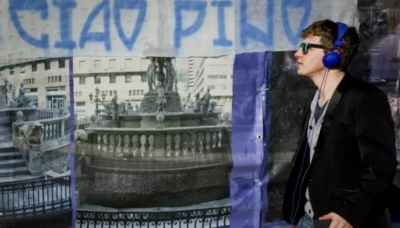 Tifo, «selfie» e doppio funerale L'addio a Pino diventa un caso