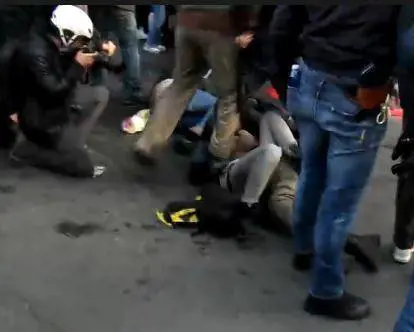 Uno dei fotogrammi con l'agente che calpesta una manifestante