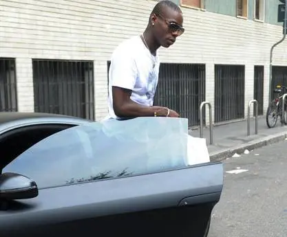 Balotelli corre troppo in macchina. Per lui multa e la patente sospesa