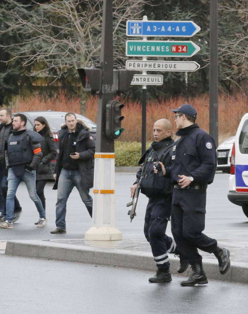 Poliziotti nell'area del negozio kosher teatro di un sequestro a Parigi