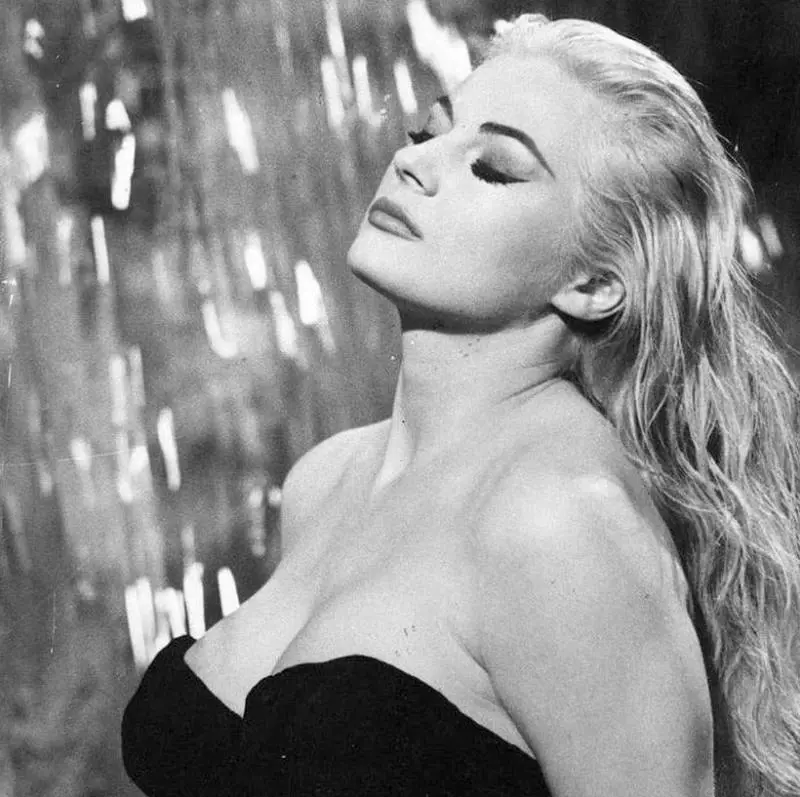 La svedese spiritosa e umile diventata diva in una fontana