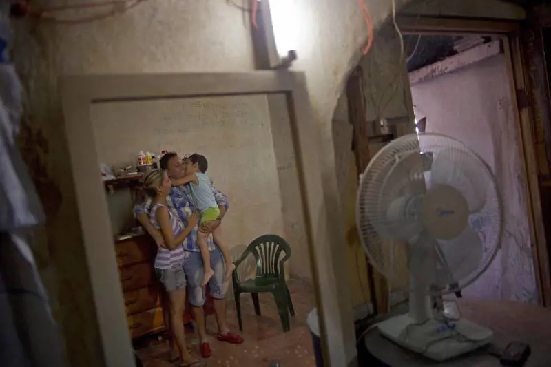 Il dissidente Wilberto Parada, con la sua famiglia dopo il rilascio