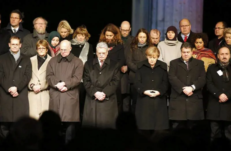 Angela Merkel in piazza a Berlino coi rappresentanti delle istituzioni