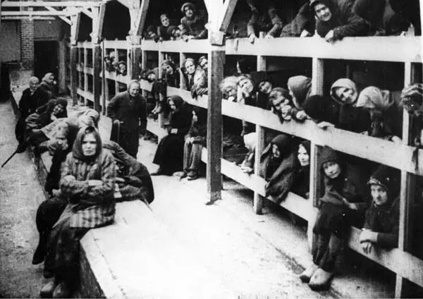 Ex deportate ad Auschwitz adottano il nipote di un nazista