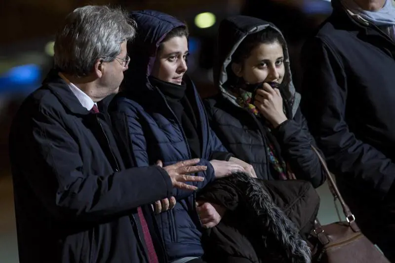 Greta Ramelli e Vanessa Marzullo con il ministro Gentiloni dopo il rientro in Italia