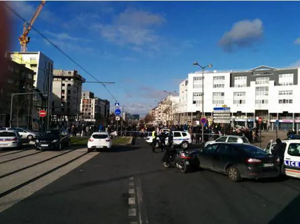 Francia, uomo prende ostaggi alle Poste. Poi si arrende alla polizia