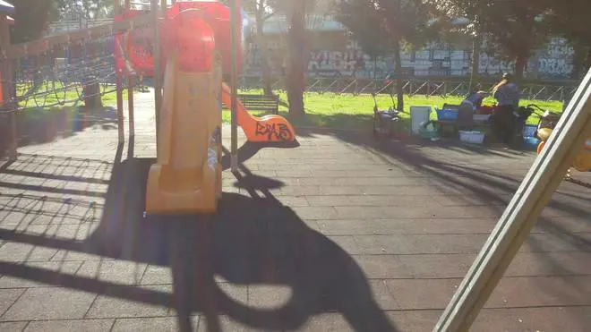 Roma, il parco giochi diventa la lavanderia dei rom