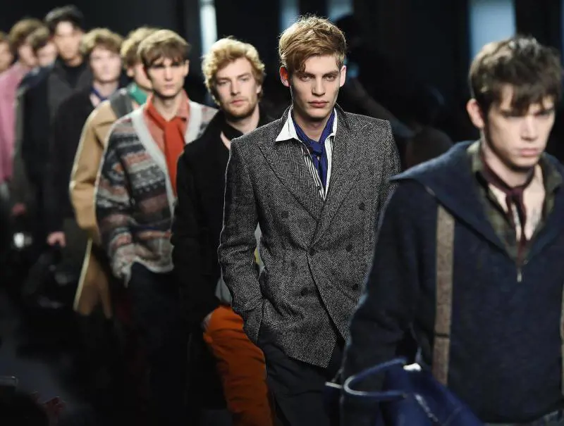 Show nel quadrilatero per la Moda Uomo. Mattatrice Paris Hilton