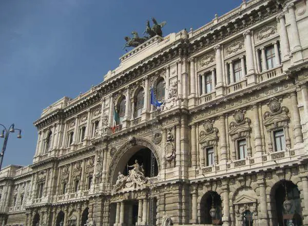 Gli ritirano la patente perché gay, la Cassazione dispone maxi-risarcimento