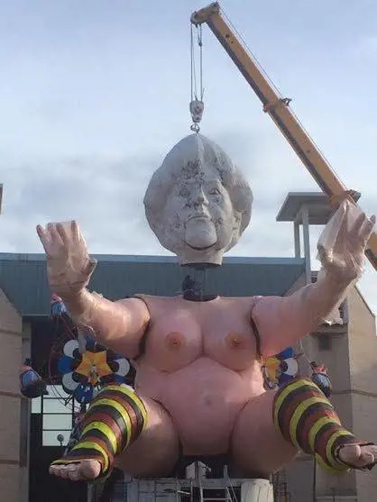 Satira all'italiana A Viareggio spunta la Merkel nuda