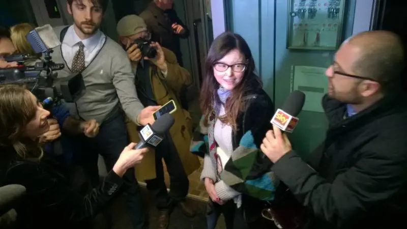 Alla fine Lucia sorride: vent'anni a chi l'ha sfregiata