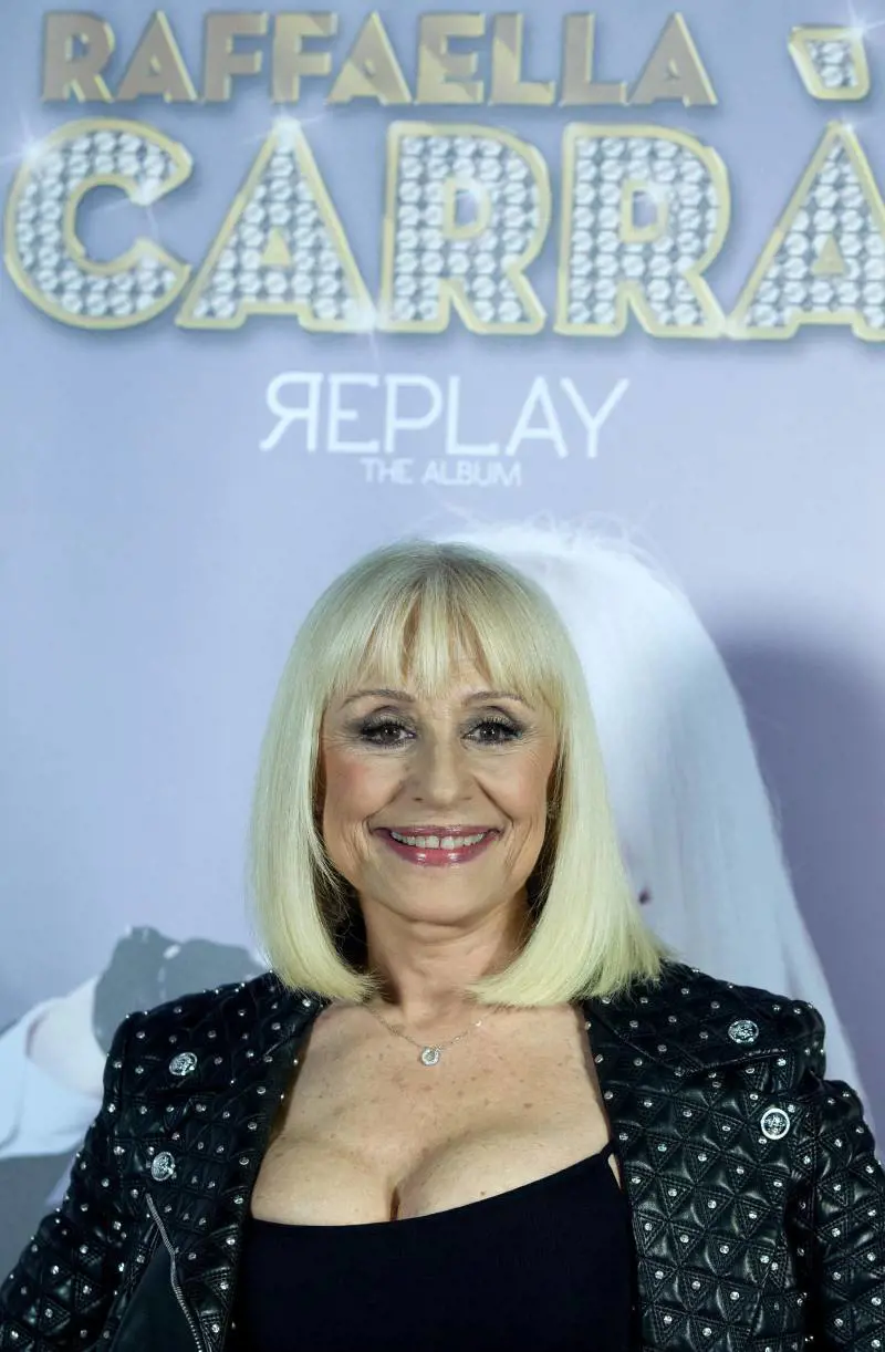 Raffaella Carrà a favore della stepchild adoption: "Ho vissuto con due mamme"
