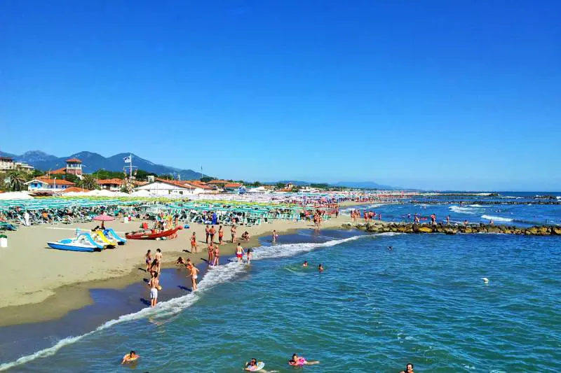 Romeno occupa una casa per far le vacanze al mare
