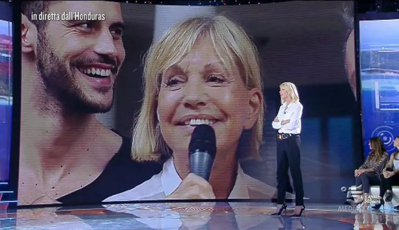 Isola dei Famosi naufraga per il maltempo. E Catherine Spaak tenta la "fuga"