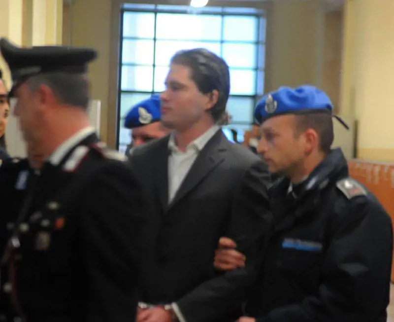 Gli "amanti dell'acido" aiutati da un complice. L'ha filmato un video