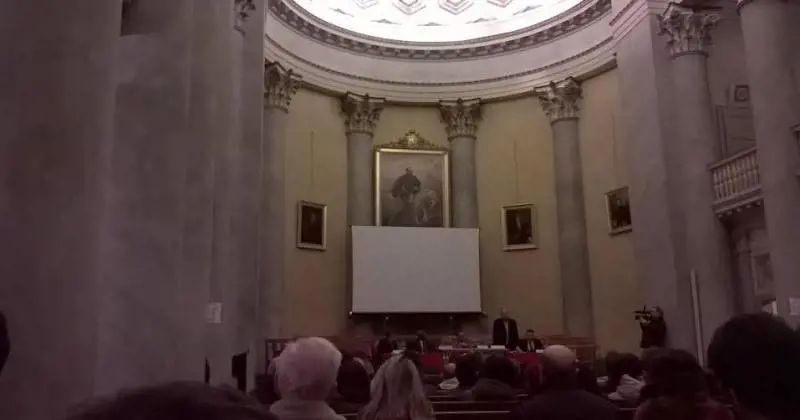 "Chiudere i centri islamici che violano le norme"