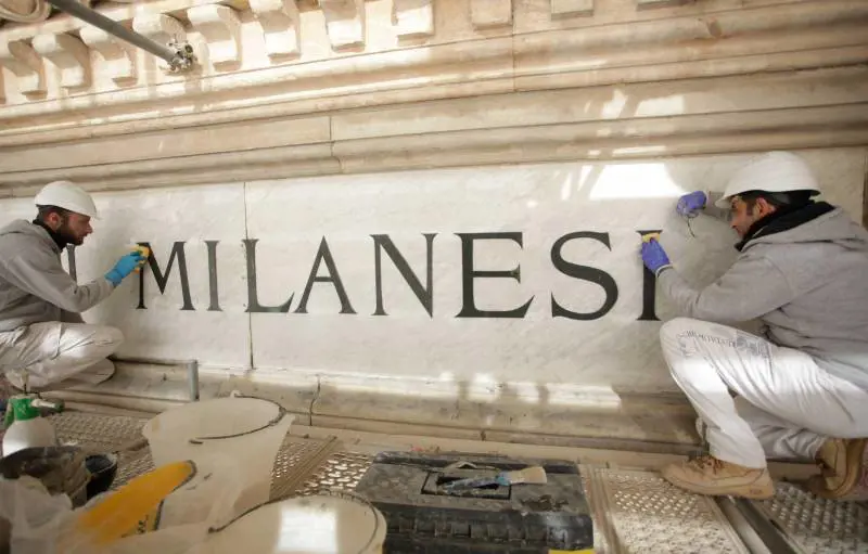 Milanesi a spasso sopra la Galleria