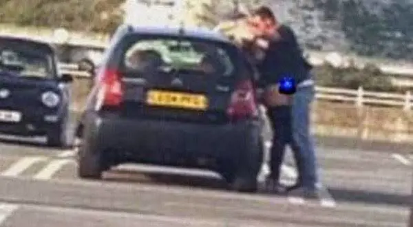 A Palermo nel parcheggio di un centro commerciale, in Gennaio 2015, due ragazzi (lei minorenne) si divertono così