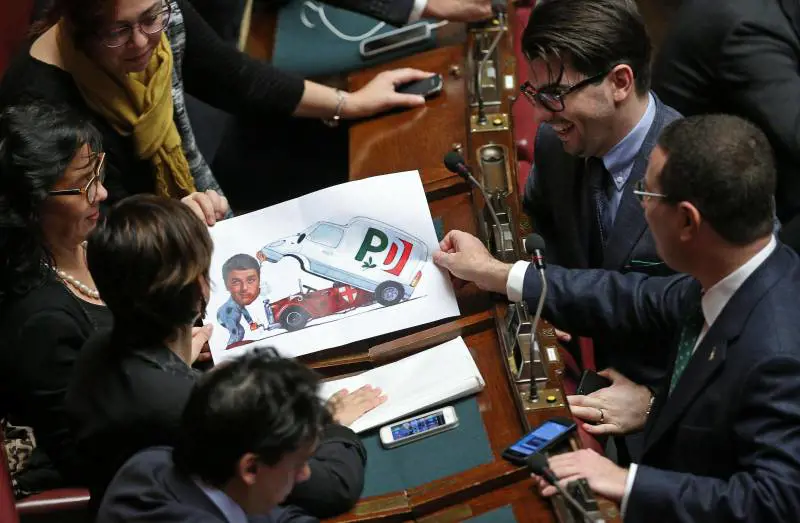 Colle, seconda fumata nera. E Renzi cala ancora nei sondaggi