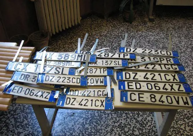 Auto, immatricolazioni a rischio: sono finite le targhe