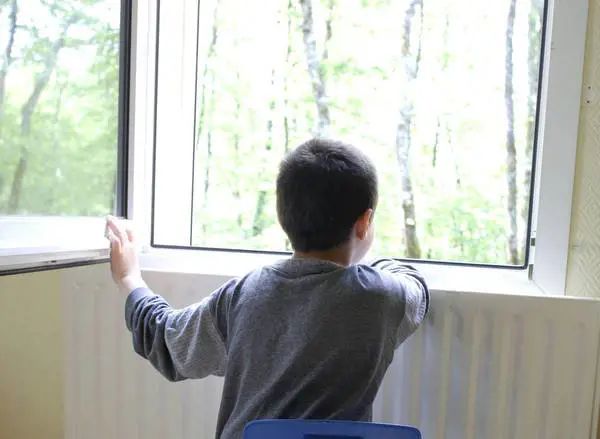 Festa a sorpresa per il bambino autistico isolato dai compagni di classe