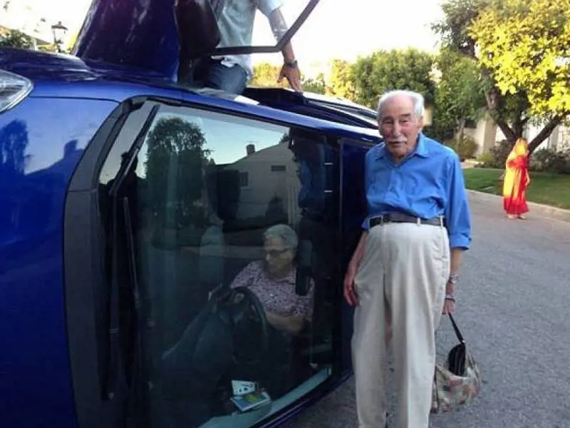 Si ribaltano con l'auto e si scattano una foto che fa il giro del web