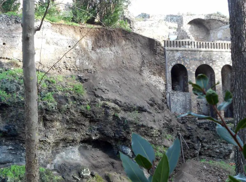 Ennesimo crollo a Pompei. Cede parte del muro della casa di Severus