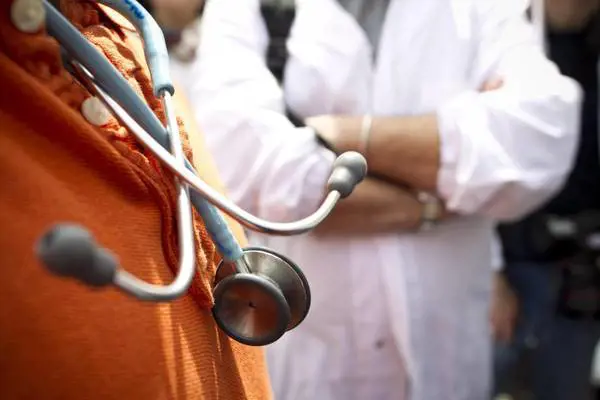 Falso medico violenta 100 pazienti, svanisce nel nulla, e viene premiato con uno sconto di pena