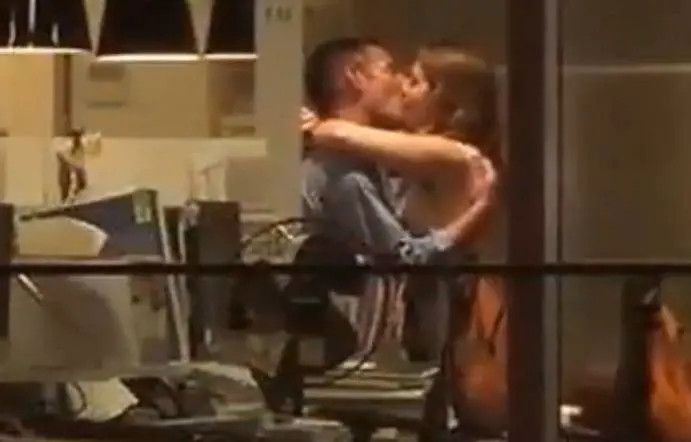 Sesso con la segretaria. La moglie lo scopre guardando il video su Fb