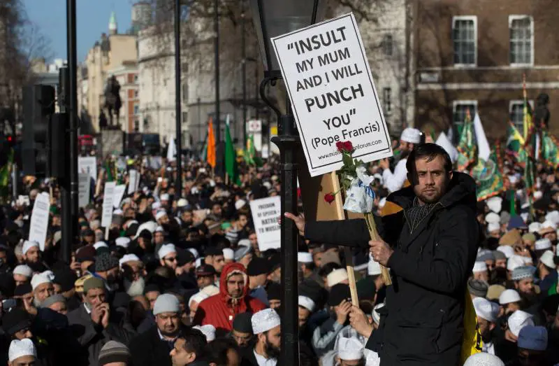 Londra in piazza contro Charlie. I musulmani citano Bergoglio: "Se mi insulti, ti do un pugno"