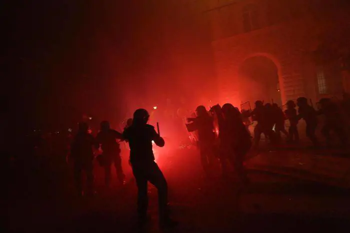 Centri sociali violenti: insulti e bombe carta al corteo per le foibe