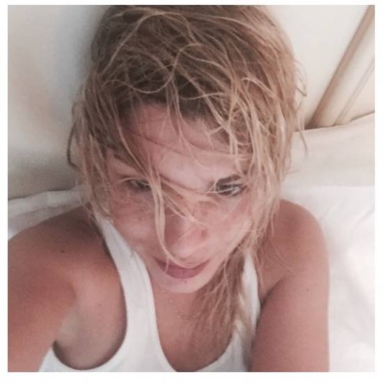 In aria di vittoria, Emma. Quasi “miss maglietta bagnata” con l’effetto post doccia.
