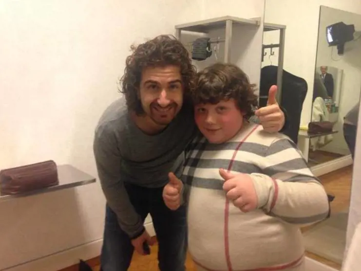 Siani insulta il bimbo obeso: "Ci entri nella poltrona?". Ma forse è una montatura