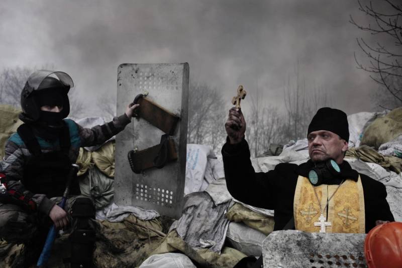 Jerome Sessini, secondo premio nelle Spot News Stories. Prete ortodosso benedice le barricate in Ucraina