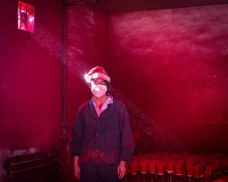 Ronghui Chen, secondo premio nelle Contemporary Issues Singles. Un operaio di una fabbrica di decorazioni di Natale in Cina