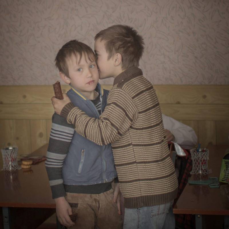 Asa Sjostrom, secondo premio nelle Daily Life Singles. Due gemelli moldavi celebrano il compleanno in un orfanotrofio