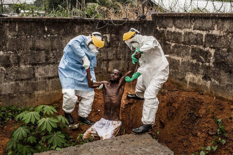 Peter Muller, primo premio per le General News Stories. Un uomo affetto da ebola e il personale medico in Sierra Leone