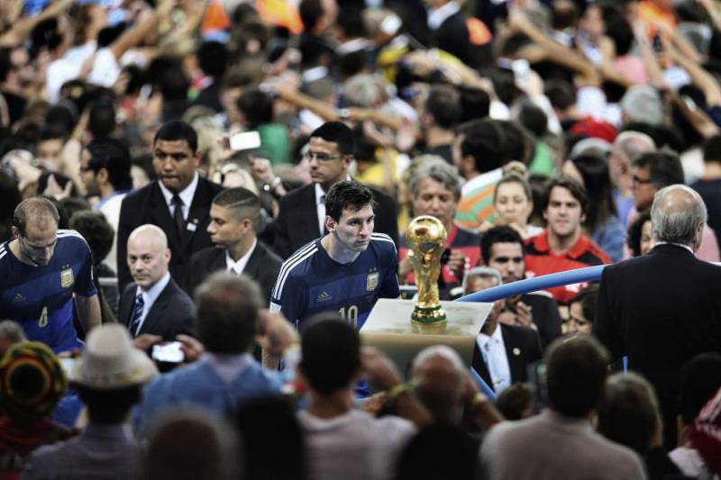 Bao Tailiang, primo premio negli Sport Singles. Lionel Messi durante la finale della Coppa del Mondo 2014